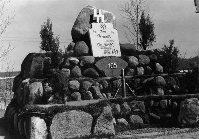  Một đài tưởng niệm chiến tranh ở Liên Xô năm 1942. 