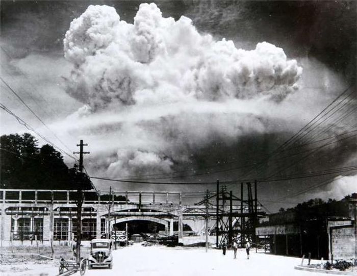 Sau khi một quả bom nguyên tử ném xuống thành phố Nagasaki của Nhật Bản năm 1945.