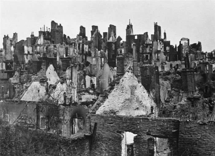  Ngôi làng Saint-Lô ở Pháp hoàn toàn bị phá hủy ngày 14/7/1944. 