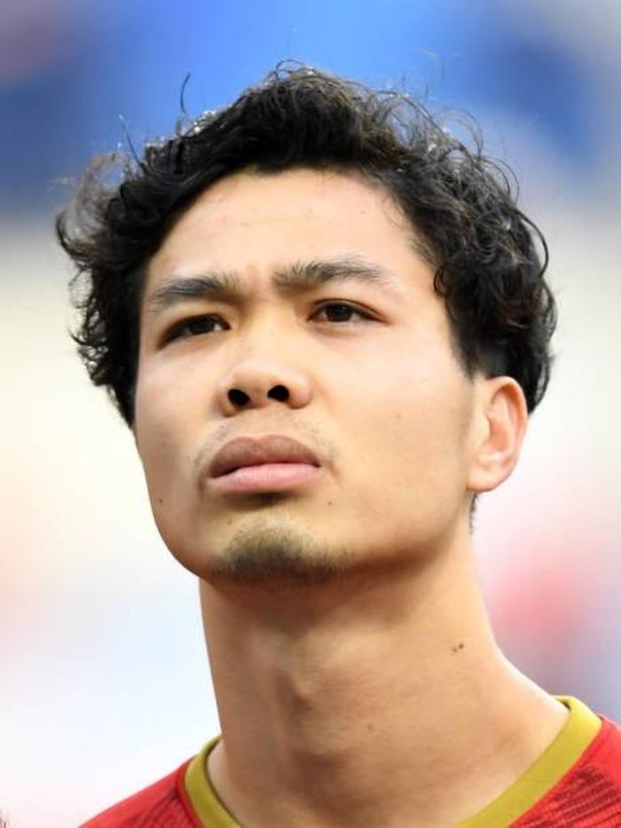 Tới Asian Cup 2019, Công Phượng mang kiểu tóc xoăn tự do tới UAE. Dân mạng ví von kiểu đầu của anh với hình ảnh của cây súp lơ. 