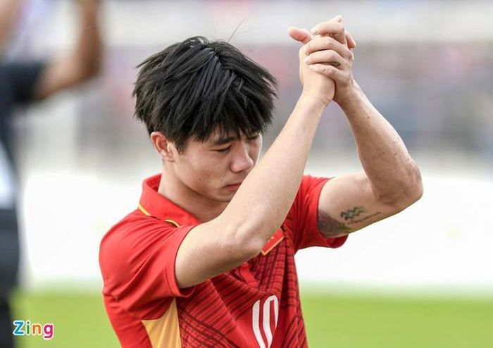  Tại kỳ SEA Games 2017, Công Phượng mang tới Malaysia kiểu tóc dập xù, bổ luống trông rất bắt mắt. Anh cũng không để râu nên luôn xuất hiện với diện mạo trẻ trung. Đây tiếp tục là giải đấu không may mắn với Công Phượng khi đội U23 Việt Nam không thể vượt qua vòng bảng. 