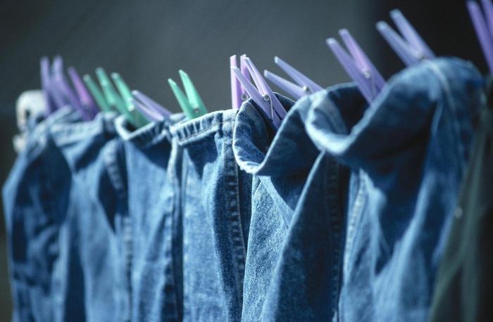 Cách giặt và bảo quản đúng cách sẽ giúp quần jeans giữ được phom dáng như lúc ban đầu. Ảnh: Justdial.
