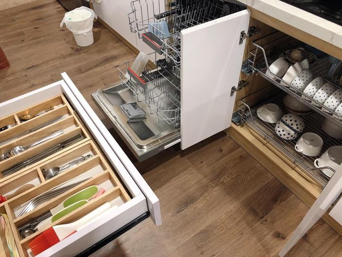  Các đồ như bát đĩa, các loại thìa, muỗng... được đặt trong ngăn kéo gần máy rửa bát để thuận tiện, không phải di chuyển nhiều. Các loại bát nên được xếp theo thứ tự kích cỡ để tận dụng tối đa không gian. 