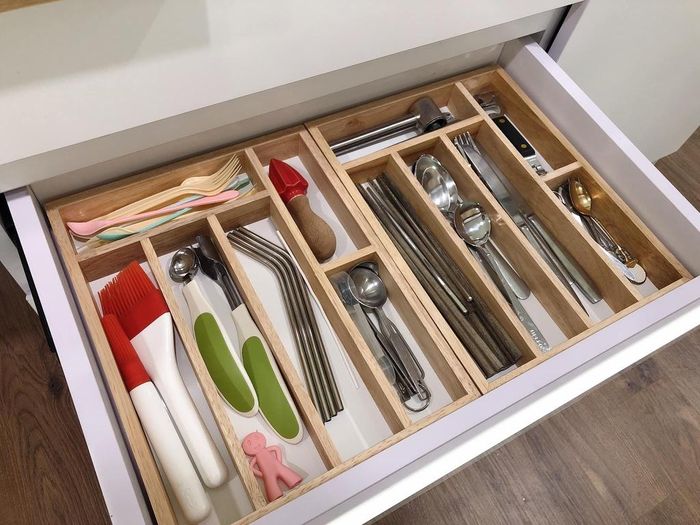  Bạn nên đặt khay gỗ chia ngăn để xếp thìa dĩa theo loại, kích cỡ, tạo cảm giác gọn gàng, dễ sử dụng. 