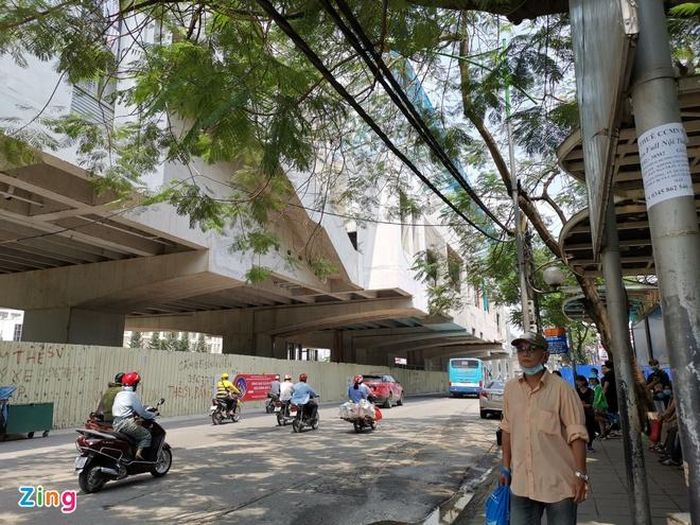  Ga S8 - Cầu Giấy chưa xây được thang nối vì vướng cây xanh và đường dây điện. Ảnh: Ngọc Tân. 