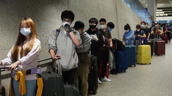 Các du học sinh vào khu tập trung tại sân bay quốc tế Washington Dulles, Washington DC, Mỹ để chuẩn bị khởi hành về nước. Ảnh: Đặng Huyền – Pv TTXVN tại Mỹ