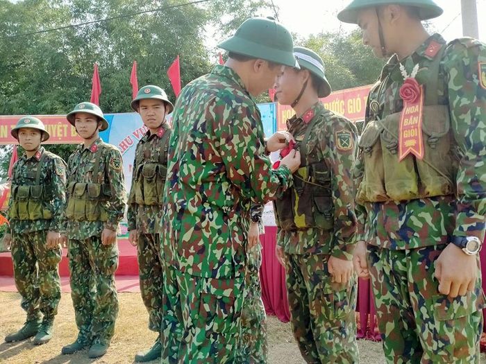 Chỉ huy đơn vị tặng hoa bắn giỏi cho các đồng chí đạt kết quả giỏi trong đợt kiểm tra “3 tiếng nổ”