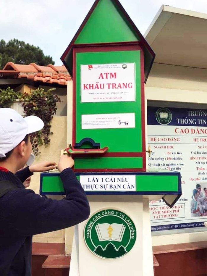 Học sinh nhận khẩu trang miễn phí từ "ATM"