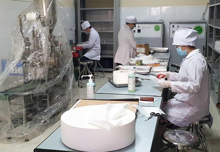 Trường Cao đẳng y tế sản xuất khẩu trang kháng khuẩn.