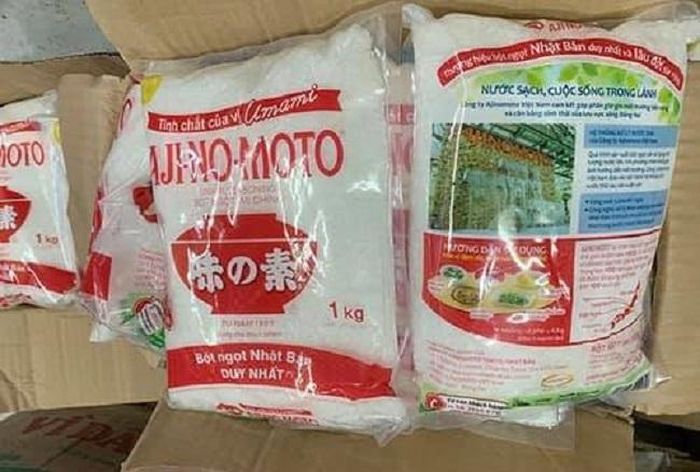 Các gói mì chính giả nhãn mác thương hiệu nổi tiếng bị thu giữ (Ảnh: CA)
