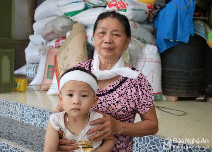 Đứa con nhỏ của chị Hà chưa cảm nhận được nỗi đau mất mẹ. Ảnh: Huy Thư