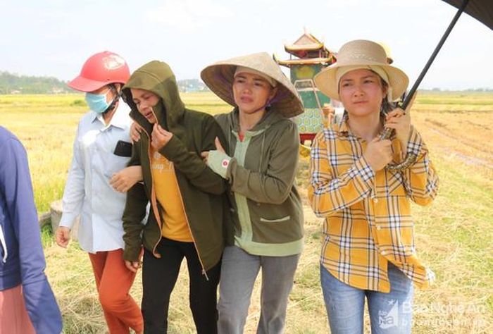 Người thân khóc lặng trong đám tang chị Hà. Ảnh: Huy Thư