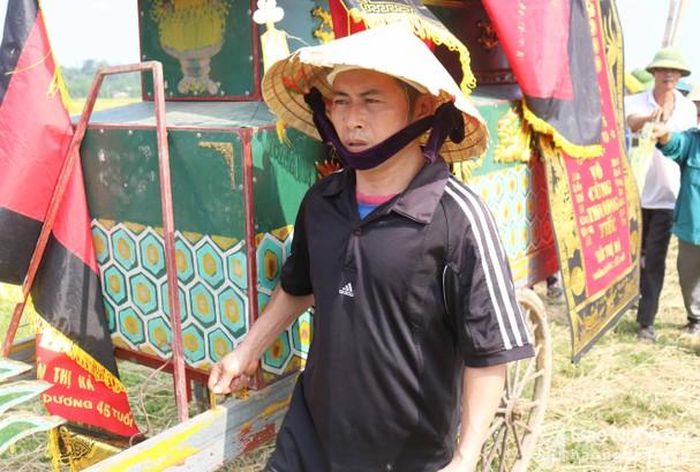 Anh Giáp đau khổ đi bên xe tang tiễn đưa vợ. Ảnh: Huy Thư