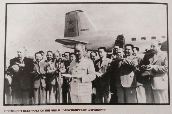 Bác Hồ tại sân bay thành phố Novosibirsk. (Nguồn: TTXVN)