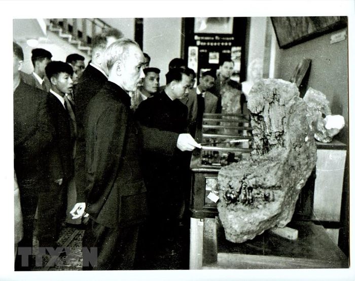Bác thăm Bảo tàng Địa chất Urals ở Yekaterinburg. (Nguồn: TTXVN)