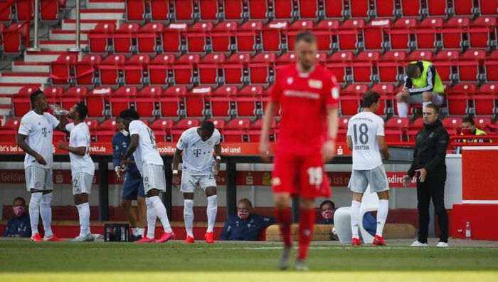 Nước uống được đánh dấu để dành riêng cho từng cầu thủ. Ảnh: Eurosports