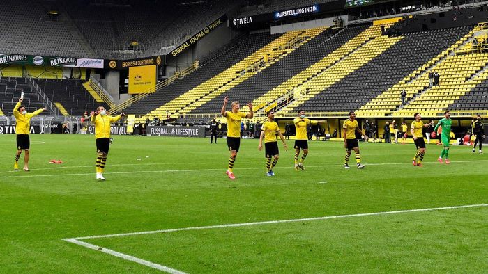 Sau trận đấu, các cầu thủ đội Dortmund vẫn xếp hàng ngang chạy ăn mừng trước mặt khán đài như truyền thống, dù rằng trên đó chẳng có một bóng người. Ảnh: Eurosports