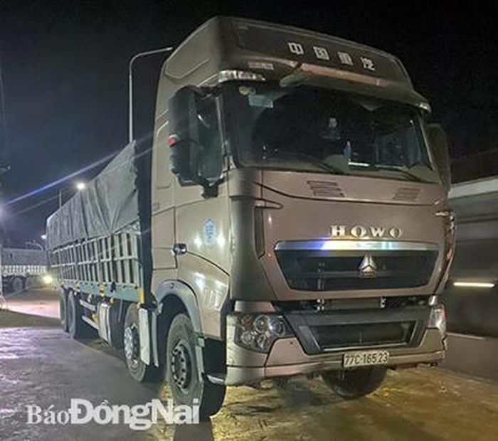 Một chiếc xe tải chở cát bị lực lượng chức năng tạm giữ do chở quá tải.