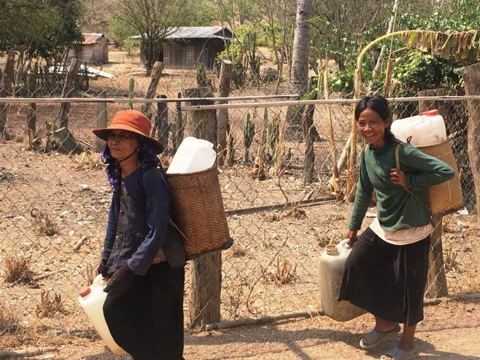 "Vét" mãi cũng chỉ được vài can nhựa