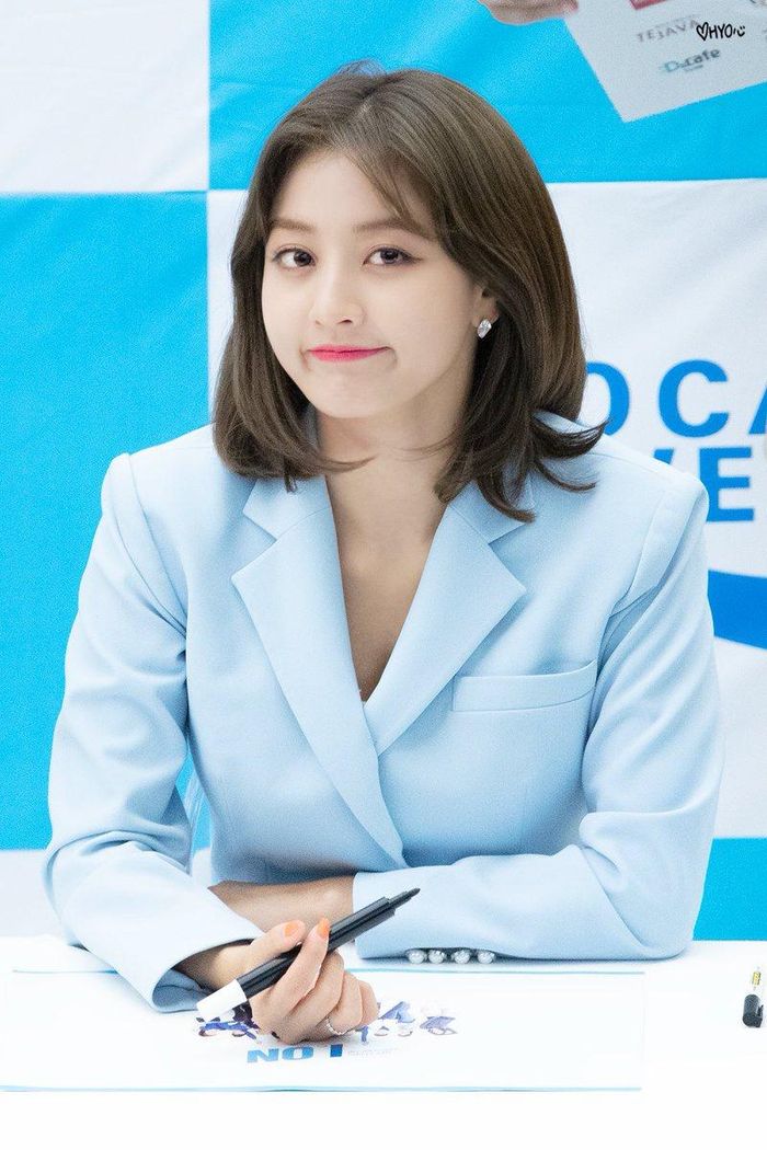 Hình ảnh khi mới ra mắt và hiện tại của Ji Hyo cho thấy màn "lột xác" ngoạn mục của nữ ca sĩ. Ji Hyo sinh năm 1997, đảm đương vai trò trưởng nhóm kiêm hát chính của TWICE. Khi mới ra mắt với ca khúc Like Ooh Ahh, Ji Hyo vấp phải nhiều lời chê bai vì thân hình mũm mĩm, kém xinh. Thậm chí, nhiều khán giả cho rằng cô là "lỗ hổng nhan sắc" của TWICE và là một trong những thần tượng kém sắc nhất Kpop. 
