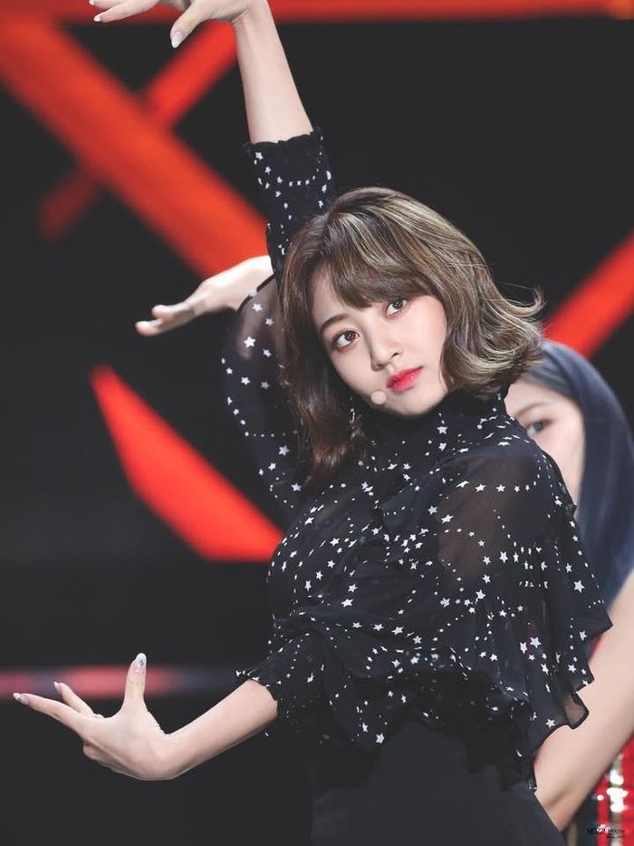 Ji Hyo công khai hẹn hò với Kang Daniel - center quốc dân, ca sĩ có bình chọn cao nhất Produce 101 mùa 2 - vào tháng 8/2019. Chuyện tình cảm của cặp đôi từng vướng phải sóng gió khi mới công khai bởi cả hai là ca sĩ thần tượng nổi tiếng, đang có lượng fan đông đảo. Cuối 2019, mạng xã hội từng xôn xao thông tin Ji Hyo và Kang Daniel chia tay, tuy nhiên, công ty quản lý giữ im lặng.