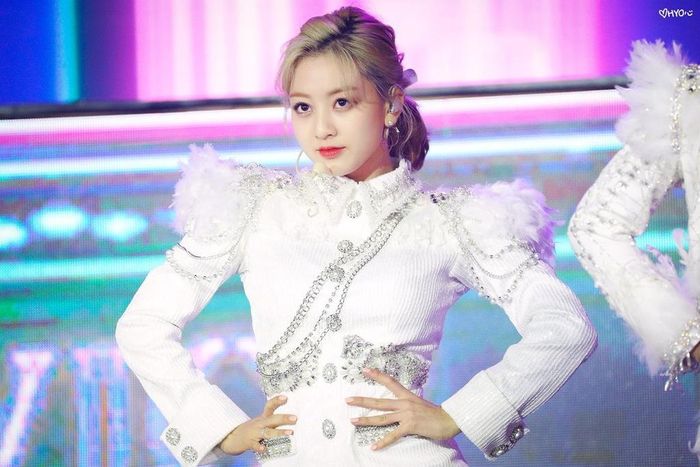  Trong chương trình Sixteen nhằm tìm ra đội hình TWICE do công ty JYP Entertainment tổ chức, ông chủ Park Jin Young từng khuyên Ji Hyo giảm cân để có thể trông thanh thoát và lôi cuốn hơn khi biểu diễn trên sân khấu. Theo Park Jin Young, thân hình mũm mĩm khiến cô trông nặng nề khi thực hiện vũ đạo. Trước lời khuyên của chủ tịch YG cũng như những phản hồi của cộng đồng mạng, Ji Hyo tích cực giảm cân. 