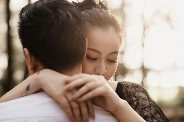  Nguyễn Đức Cường là nhạc sĩ nổi tiếng với nhiều ca khúc như Nồng nàn Hà Nội và Em trong mắt tôi. Anh từng kết hôn năm 2008 nhưng ly hôn 5 năm sau đó. Năm 2015, anh xác nhận yêu Vũ Hạnh Nguyên - một người mẫu, ca sĩ nhưng chưa có nhiều hoạt động nổi bật. Chia sẻ với Zing, Hạnh Nguyên cho biết cô là người chủ động nhắn tin bày tỏ tình cảm với nghệ sĩ. Cả hai yêu nhau sau 3 ngày gặp mặt.
