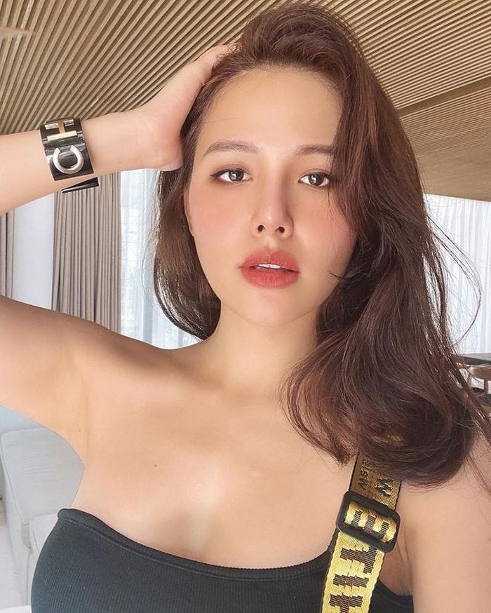  Phanh Lee sinh năm 1990, là hot girl, diễn viên khá nổi tiếng ở Hà Nội. 9X tốt nghiệp Đại học Sân khấu Điện ảnh, sau đó có mặt trong nhiều bộ phim đắt khách như Trái tim có nắng, Lời nói dối ngọt ngào, Yêu thì ghét thôi... 