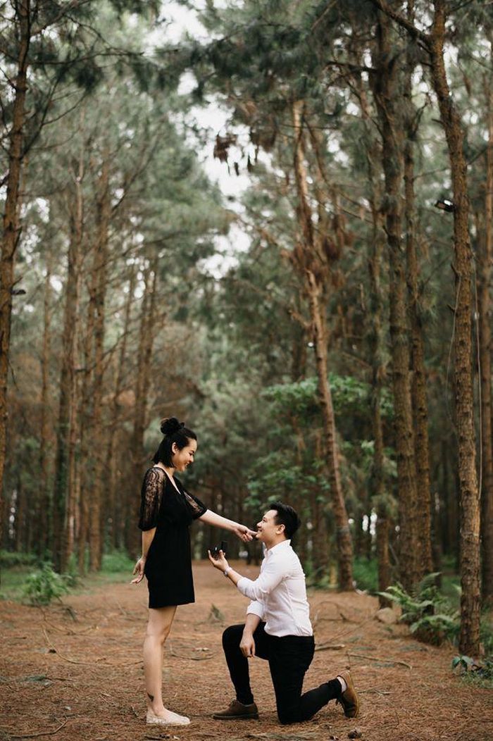  Mới đây, trên trang cá nhân, nhạc sĩ Nguyễn Đức Cường khoe loạt ảnh cầu hôn bạn gái Vũ Hạnh Nguyên ở rừng thông sau 5 năm yêu nhau. Đại diện của chủ nhân Nồng nàn Hà Nội chia sẻ với Zing, ngoài nhẫn kim cương, anh còn viết tặng riêng Vũ Hạnh Nguyên bài hát để cầu hôn mang tên Chuyện tình kể. Nhiều khán giả, bạn bè đã để lại lời chúc hạnh phúc cho Đức Cường - Hạnh Nguyên và hy vọng cả hai sớm chia sẻ thông tin lễ cưới. 
