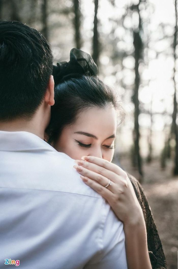 "Anh Cường đúng như những gì tôi tưởng tượng, trầm tính và ít nói. Nhưng khi thường xuyên ở bên cạnh, tôi thấy anh ấy thực sự là mẫu người đàn ông tôi đặt ra cho mình, đặc biệt là điểm rất giống bố tôi. Và người ta thì hay nói con gái chọn người yêu sẽ dựa trên tiêu chuẩn là giống bố. Chúng tôi hợp nhau chuyện ăn uống. Tuy nhiên, anh ấy ít nói, còn tôi ngược lại hoàn toàn”, Hạnh Nguyên chia sẻ về chồng sắp cưới. 