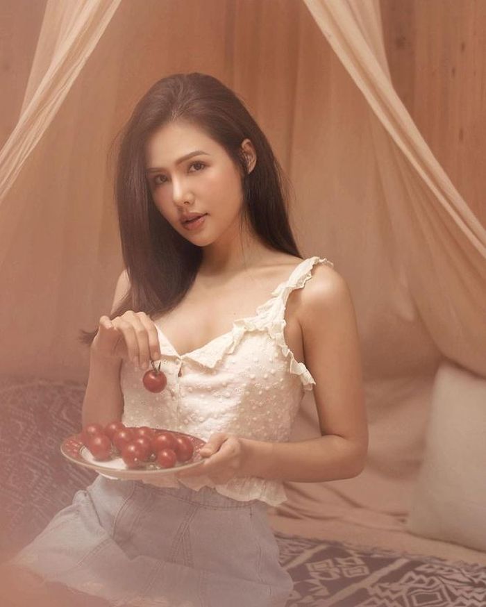 Đầu tháng 5, diễn viên Phanh Lee (Phương Anh Lê) chia sẻ hình ảnh nắm tay bạn trai, cả hai cùng đeo chiếc nhẫn cỏ kèm caption: "Khi bạn cầu hôn một cô gái không thích kim cương. And! I say yes! (Tôi đồng ý)". Chia sẻ với Zing, nữ diễn viên xác nhận thông tin được nửa kia cầu hôn nhưng từ chối chia sẻ thông tin bạn trai và lịch trình lên xe hoa cụ thể.