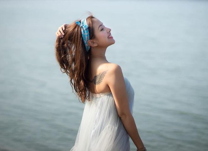  Vân Hugo từng trải qua cuộc hôn nhân đổ vỡ sau 4 năm chung sống. Cô cũng từng gặp vấn đề về giọng nói, bị nhược thị, một mắt mờ đi. Vì thế, sau khi trải qua nhiều biến cố trong cuộc đời, khán giả cảm thấy hạnh phúc khi cuối cùng nữ MC cũng tìm được "bến đỗ" cho mình. 