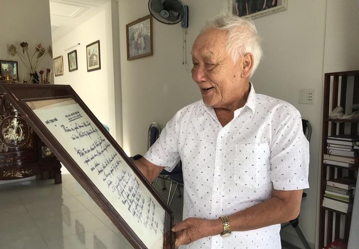 Lá thư Bác viết cho đoàn văn công được ông Lê Tôn Sùng photo, lưu giữ trang trọng trong nhà - Ảnh: VGP/Lưu Hương 