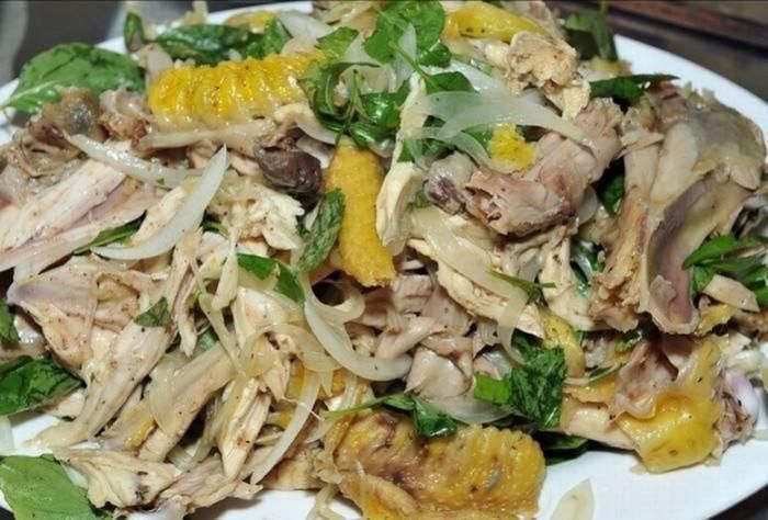 Gỏi gà chặt: Món gỏi gà chặt nghe có vẻ cầu kì nhưng lại rất dễ chế biến nên bất kỳ ai cũng có thể tự tay làm. Nguyên liệu quan trọng nhất của món gỏi đặc trưng này là thịt gà luộc. Gà nên chọn gà ta, chắc thịt. Gà luộc cho thêm chút muối, chút đường rồi luộc vừa chín tới cho thịt mềm, không bở.