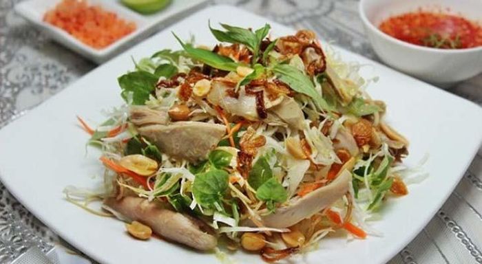 Gỏi vịt là một trong những món gỏi phổ biến rộng rãi nhất tại mảnh đất phía Nam với: gỏi vịt bắp cải, gỏi vịt hoa chuối,… Miếng vịt ngọt nạc thịt, ít mỡ, được bóp với nhiều loại gia vị khác nhau tạo nên hương vị đặc trưng riêng của món ăn, nước chấm có gừng ăn rất ấm bụng. Ảnh: Internet.