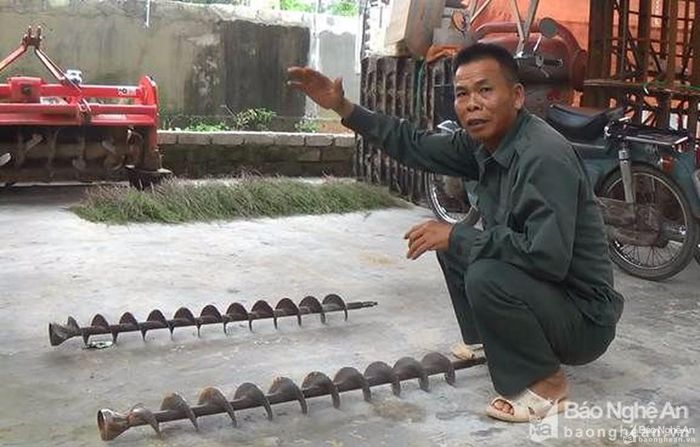 Ông Phan Bá Thận bức xúc vì nạn “bảo kê” máy gặt lúa, ăn chặn tiền của chủ máy gặt và người nông dân. Ảnh tư liệu Thảo Nguyên