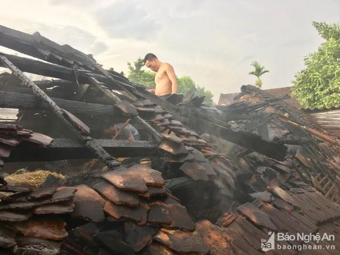 Phần mái bị lửa thiêu rụi. Ảnh: Ngọc Phương