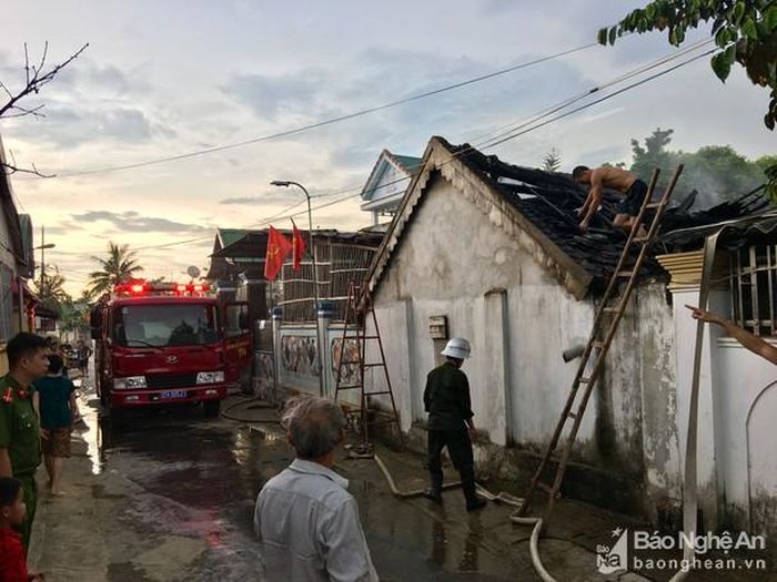 Chiến sỹ Đội chữa cháy cứu hộ, cứu nạn số 5 phun liên tục để chữa cháy.Ảnh: Ngọc Phương