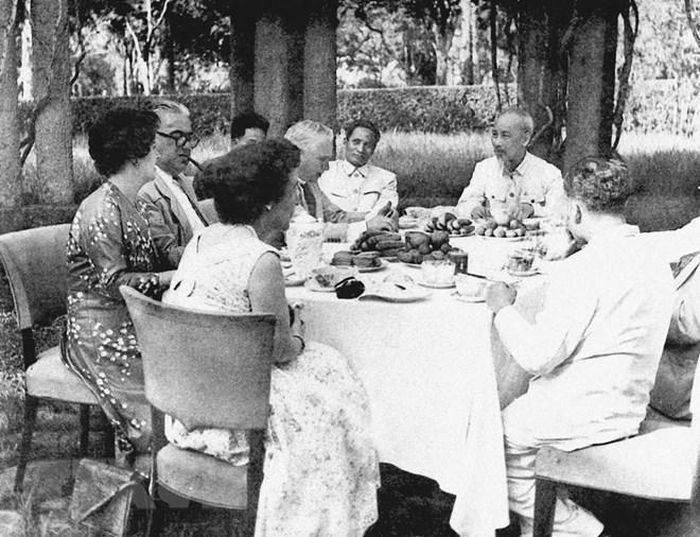  Chủ tịch Hồ Chí Minh tiếp Đoàn Nghị sĩ Quốc hội Anh sang thăm Việt Nam (4/5/1957). (Ảnh: Tư liệu/TTXVN phát) 