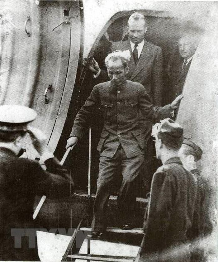  Chuyến thăm Pháp theo lời mời của Chính phủ Pháp kéo dài hơn 4 tháng (31/5-20/10/1946) của Chủ tịch Hồ Chí Minh với tư cách là nguyên thủ quốc gia của nước Việt Nam Dân chủ cộng hòa, giữa lúc đất nước đang đứng trước bao thử thách hiểm nguy là một trong những hoạt động đối ngoại quan trọng nhất của Chính phủ Việt Nam trong những năm 1945 - 1946 để cứu vãn nền hòa bình trong khi thực dân Pháp đang quyết tâm xâm lược Việt Nam một lần nữa. Trong ảnh: Chủ tịch Hồ Chí Minh trên máy bay bước xuống sân bay Paris, ngày 22/6/1946. (Ảnh: Tư liệu/TTXVN phát) 