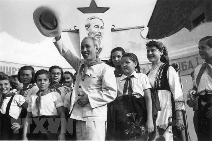 Chủ tịch Hồ Chí Minh trong chuyến thăm hữu nghị chính thức Bulgaria, tháng 8/1957. (Ảnh: Tư liệu/TTXVN phát) 