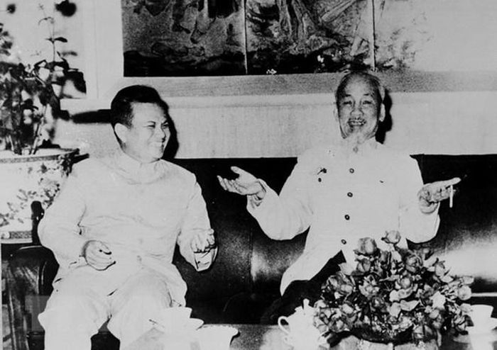  Chủ tịch Hồ Chí Minh tiếp và nói chuyện thân mật với đồng chí Kaysone Phomvihane, Trưởng đoàn đại biểu Đảng và Mặt trận Lào yêu nước sang thăm hữu nghị Việt Nam (1966). (Ảnh: Tư liệu TTXVN) 