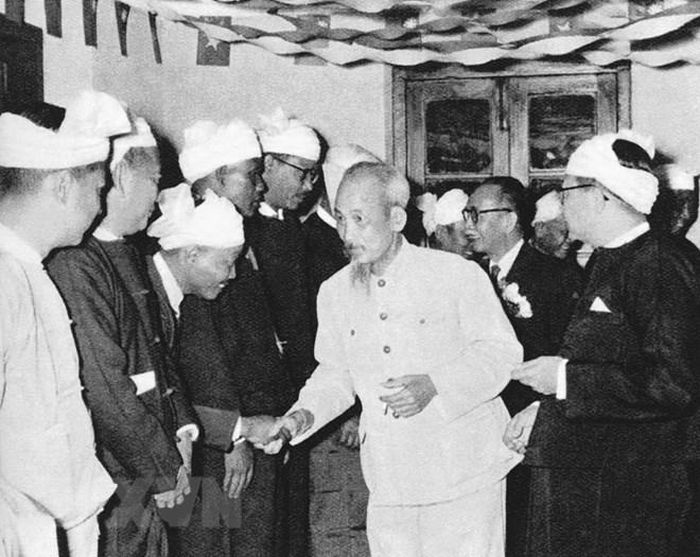  Nhân dân thủ đô Yangun chào mừng Chủ tịch Hồ Chí Minh sang thăm hữu nghị nước Cộng hòa liên bang Myanmar (14/2/1958). (Ảnh: Tư liệu/TTXVN phát) 