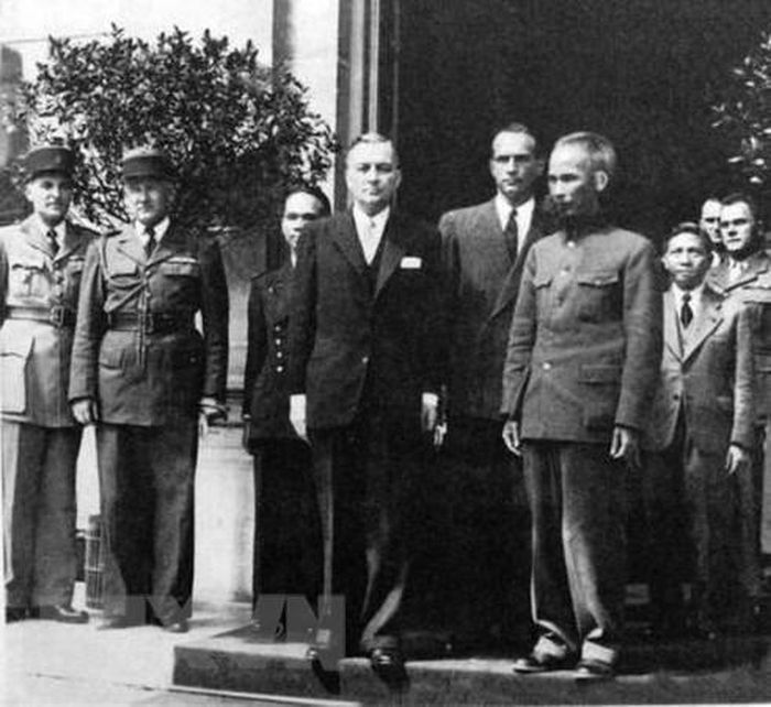  Chuyến thăm Pháp theo lời mời của Chính phủ Pháp kéo dài hơn 4 tháng (31/5 – 20/10/1946) của Chủ tịch Hồ Chí Minh với tư cách là nguyên thủ quốc gia của nước Việt Nam Dân chủ cộng hòa, giữa lúc đất nước đang đứng trước bao thử thách hiểm nguy là một trong những hoạt động đối ngoại quan trọng nhất của Chính phủ Việt Nam trong những năm 1945-1946 để cứu vãn nền hòa bình trong khi thực dân Pháp đang quyết tâm xâm lược Việt Nam một lần nữa. Trong ảnh: Thủ tướng Pháp Georges Bidault đón Chủ tịch Hồ Chí Minh, tại Dinh Thủ tướng, ngày 2/7/1946. (Ảnh: Tư liệu/TTXVN phát) 