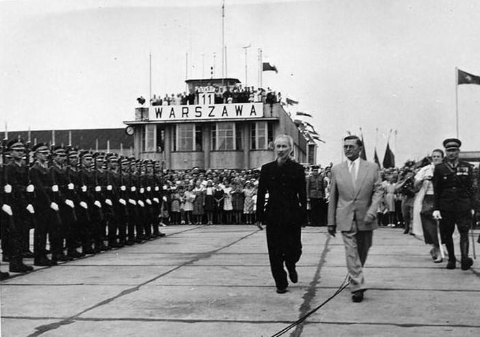  Lễ đón Chủ tịch Hồ Chí Minh thăm Ba Lan, tại sân bay Varsava (21/7/1957). (Ảnh: Tư liệu/TTXVN phát) 