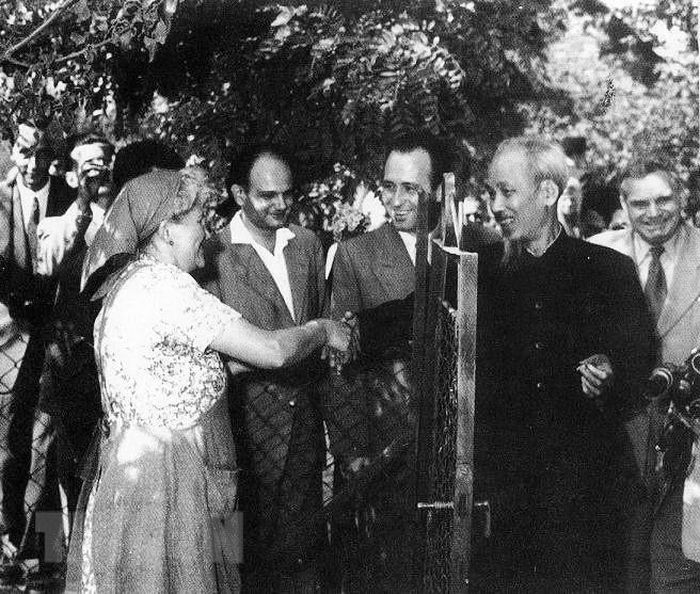  Chủ tịch Hồ Chí Minh đến thăm một gia đình công nhân Hungary ở Thủ đô Budapest, tháng 8/1957. (Ảnh: Tư liệu/TTXVN phát) 