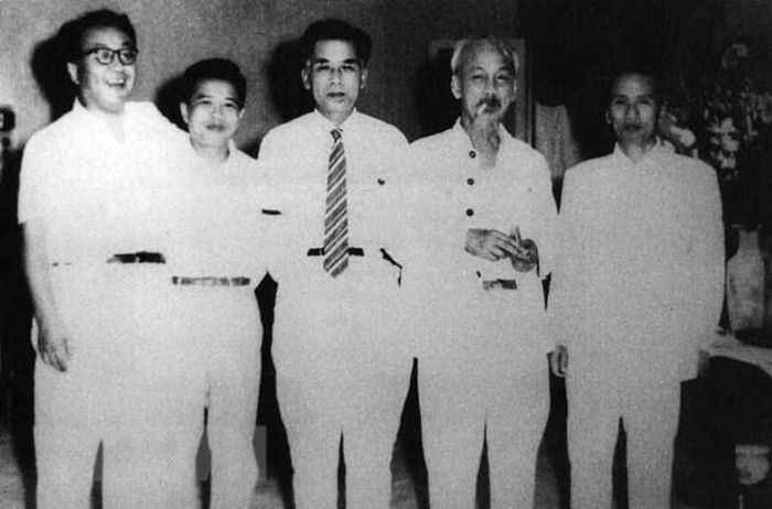  Chủ tịch Hồ Chí Minh, đồng chí Phạm Hùng (thứ 2 từ trái sang), ông Nguyễn Lương Bằng (ngoài cùng bên phải) với các vị trong Đoàn đại biểu Đảng Cộng sản Nhật Bản dự Đại hội đại biểu toàn quốc lần thứ III của Đảng Lao động Việt Nam, tháng 9/1960. (Ảnh: Tư liệu/TTXVN phát) 