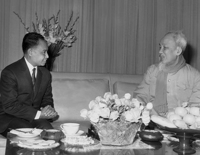  Chủ tịch Hồ Chí Minh tiếp Hoàng thân Norodom Phurissara, Bộ trưởng Ngoại giao Vương quốc Campuchia sang thăm Việt Nam (10/1/1968). (Ảnh: Tư liệu TTXVN) 