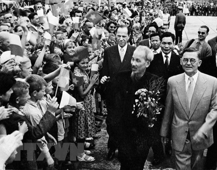  Lãnh đạo Đảng, Nhà nước Ba Lan cùng đông đảo người dân thủ đô Varsava nồng nhiệt chào đón Chủ tịch Hồ Chí Minh thăm chính thức Ba Lan, ngày 21/7/1957. (Ảnh: TTXVN) 