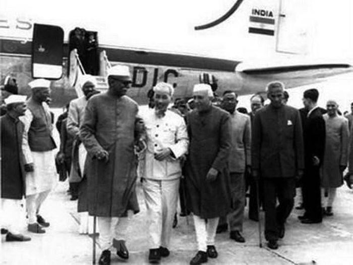  Chủ tịch Hồ Chí Minh tại sân bay New Delhi trong chuyến thăm hữu nghị Ấn Độ, ngày 4/2/1958. (Ảnh: Tư liệu/TTXVN phát) 